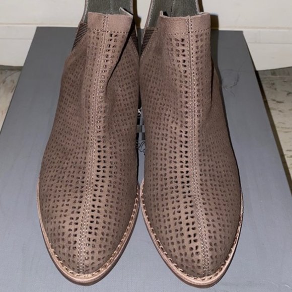 Vince Camuto Perforated cut outs Suede Flat bootie Rare Size - Picture 4 of 5